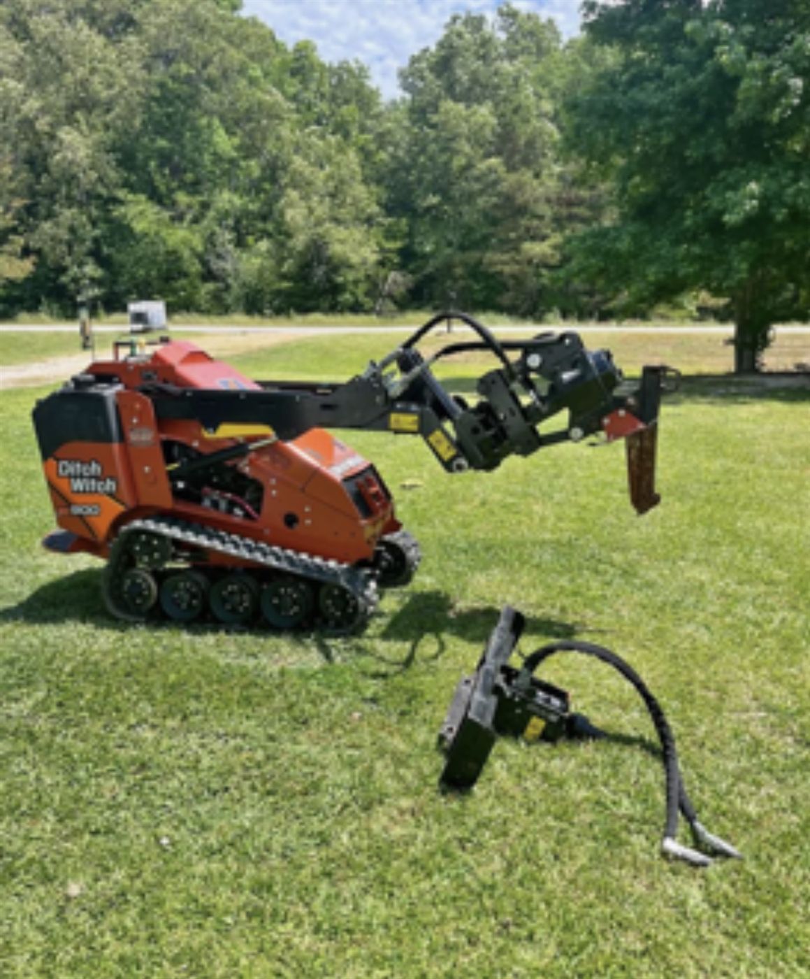 Vibratory plow rig used for underground fiber placement